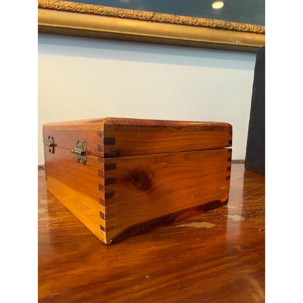 Vintage Cedar Keepsake Box with Floral Transfer Lid‎